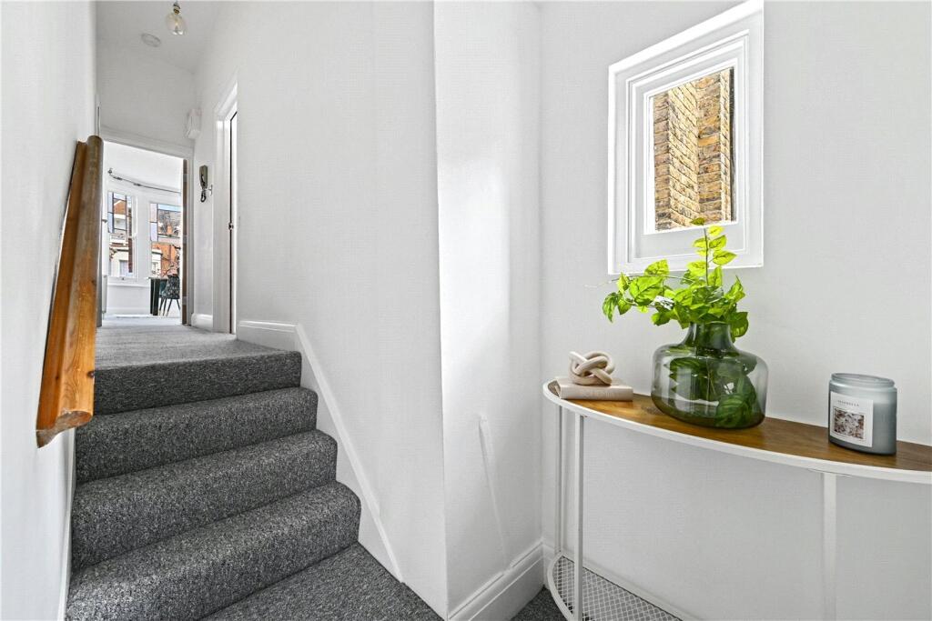 Apartment in London - View 5