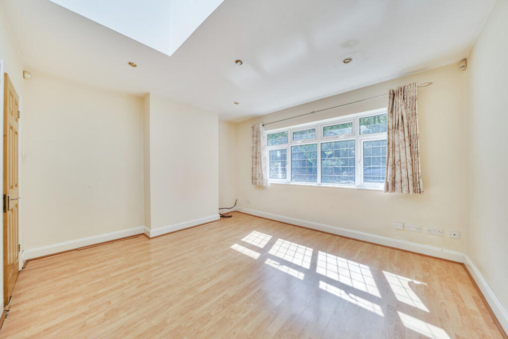 House in Three Rivers, Batchworth - More