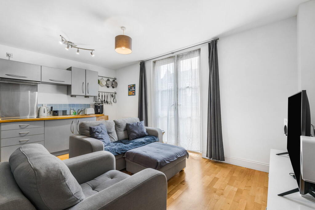 Apartment in Cheltenham, Gloucestershire - More