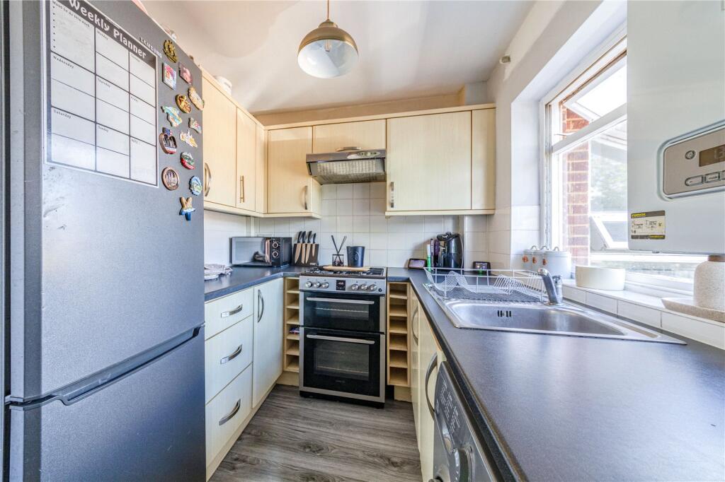 Apartment in Addlestone, New Haw - View 3