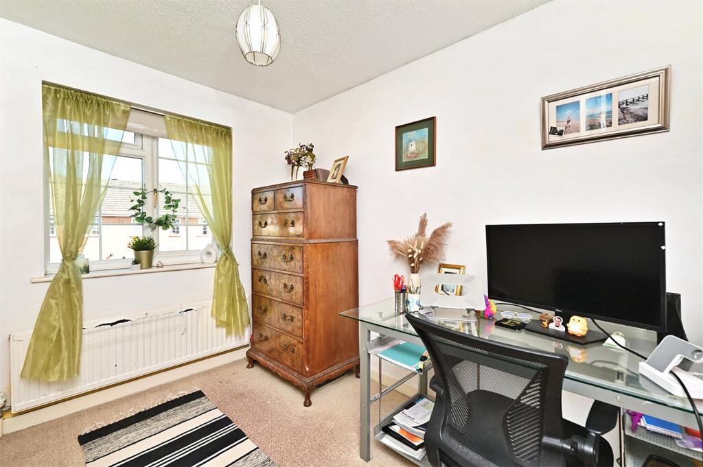 Brewers Close, Farnborough, Hampshire, GU14 - View 3