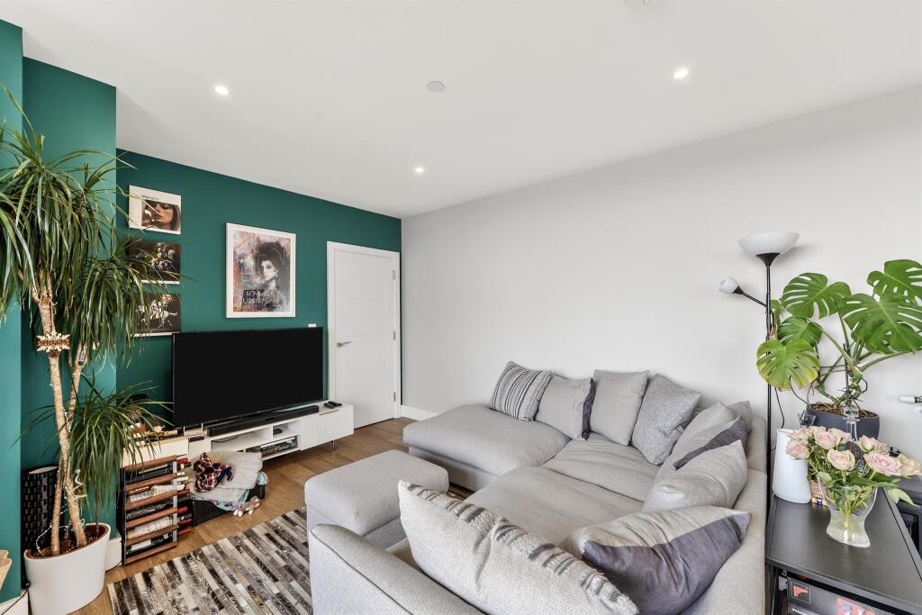 1-bed flat on Greyhound Parade, London, £100,000