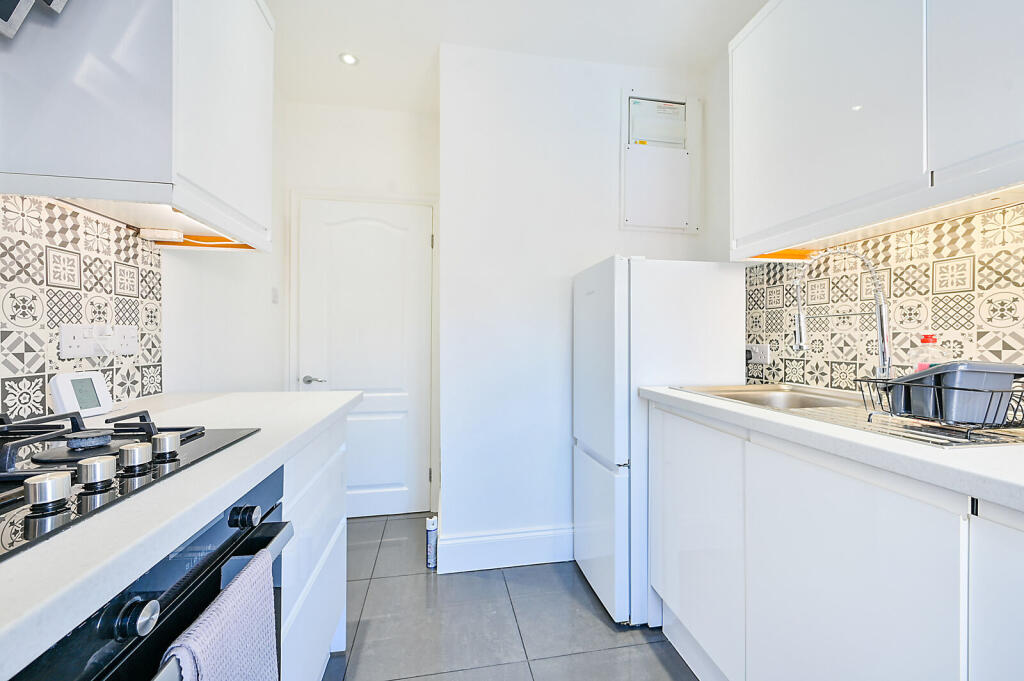 Apartment in New Malden, Motspur Park - More