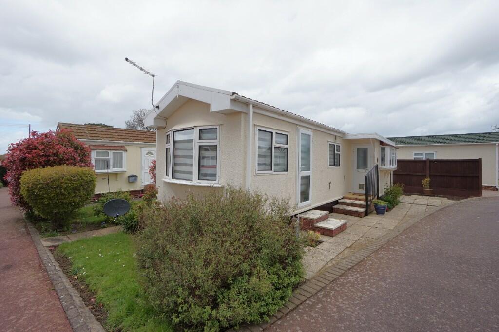 1-bed caravan on Court Mount, Canterbury Road, Birchington, Kent, CT7, £90,000