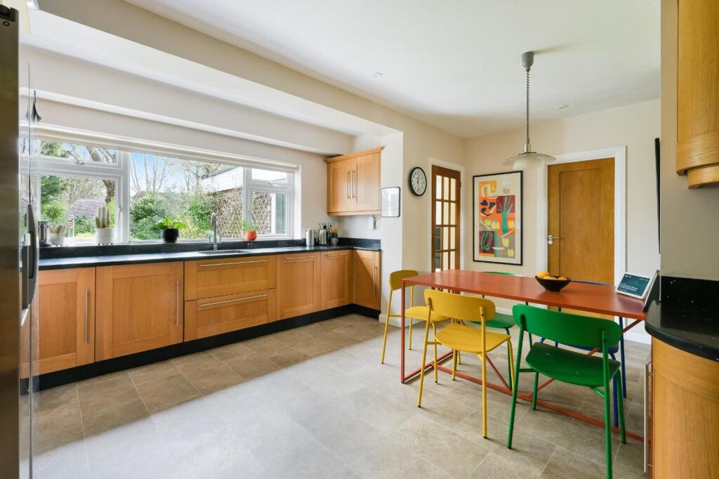 House in Kingston upon Thames - More
