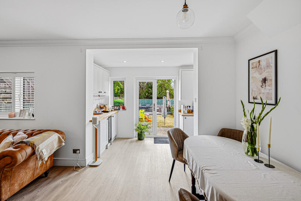 Apartment in Hornchurch, Gidea Park - More