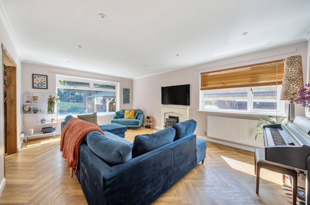 Oakwood Close, Otterbourne, Winchester, Hampshire, SO21 photo 2
