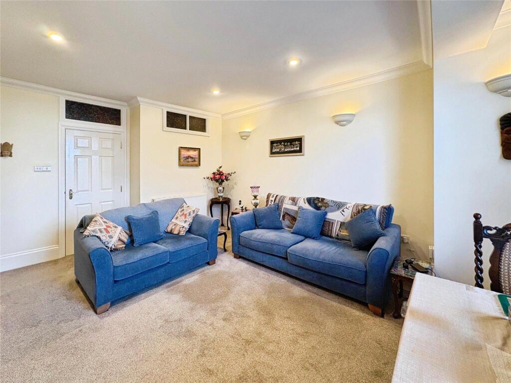 Millfield Avenue, East Cowes, Isle of Wight photo 2