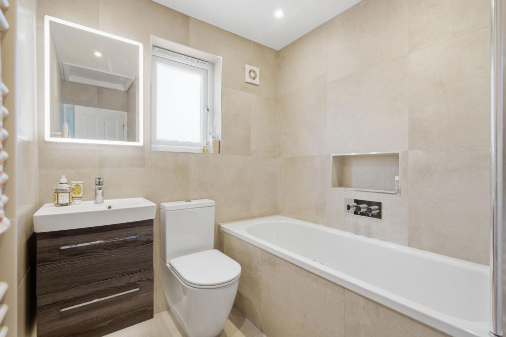 House in Sunninghill - More