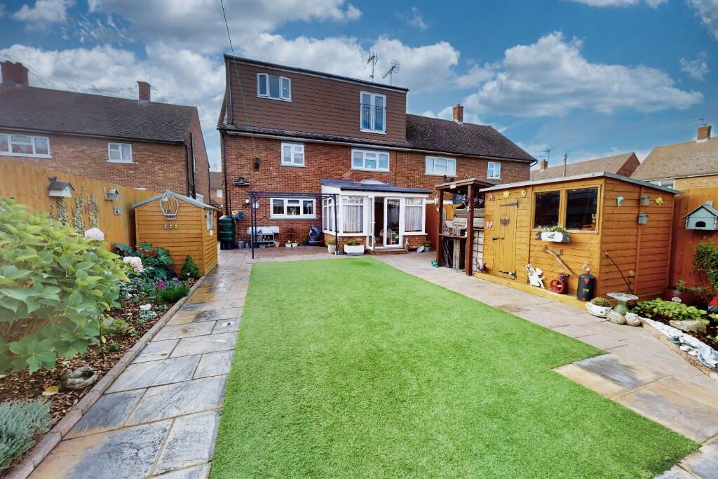 LARGE FAMILY HOME WITH A DETACHED ANNEXE Caldwell Road, Stanford-Le-Hope, Essex, SS17 photo 2