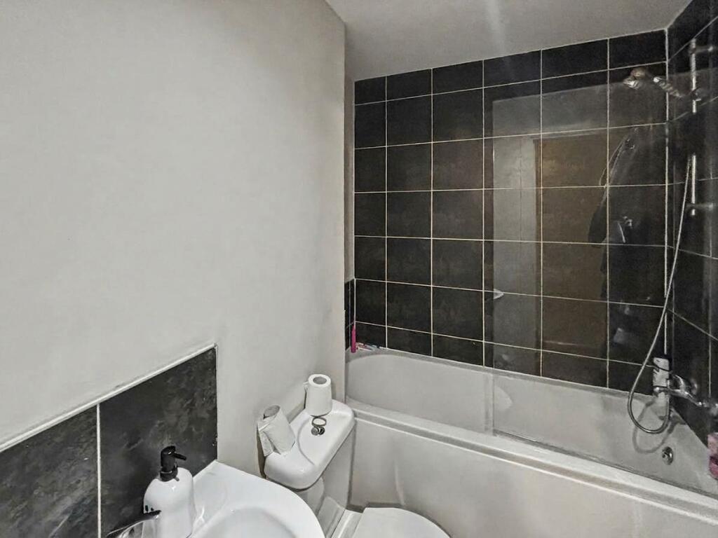 Apartment in Trafford, Broadheath - More
