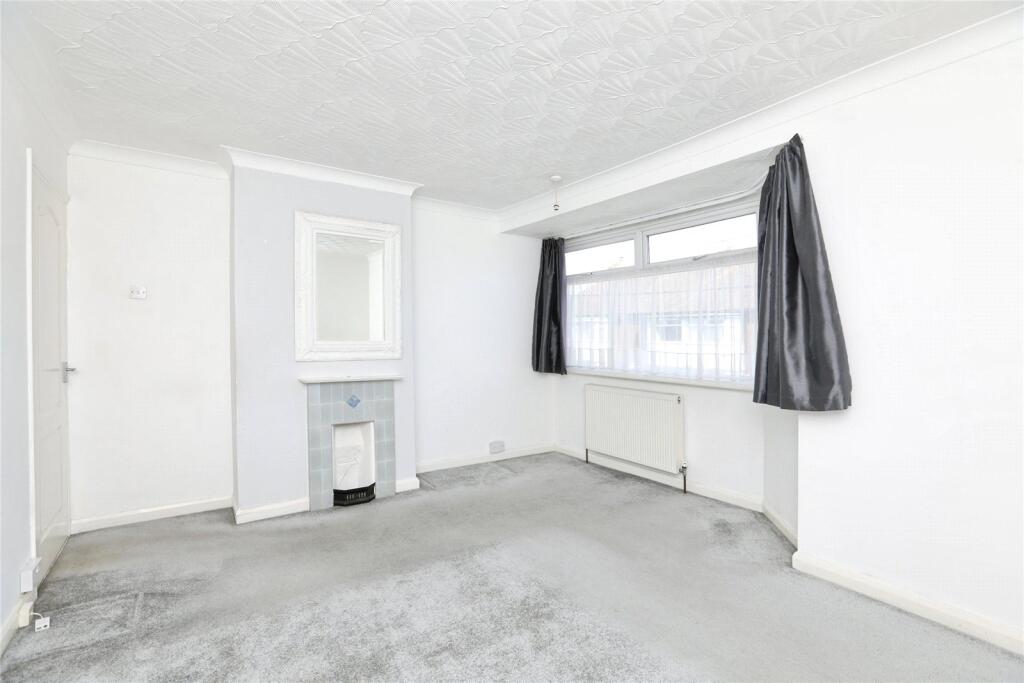 Holmside Avenue, Minster on Sea, Sheerness, Kent, ME12 photo 2