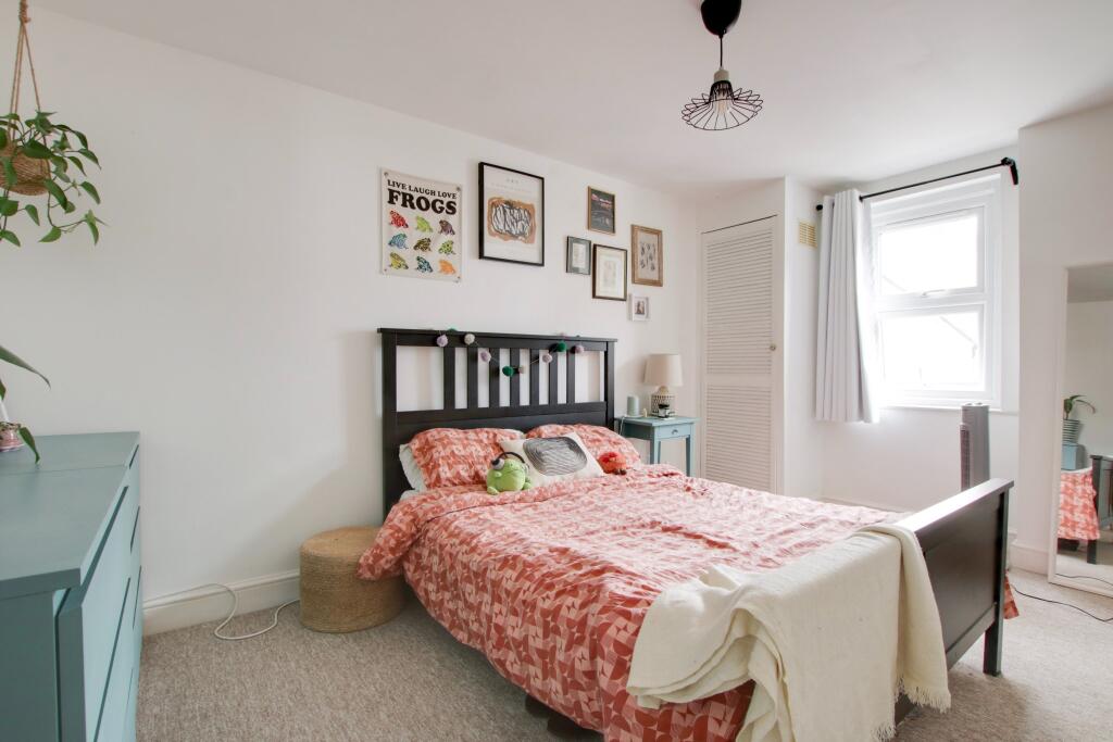 House in Fareham, West End - More