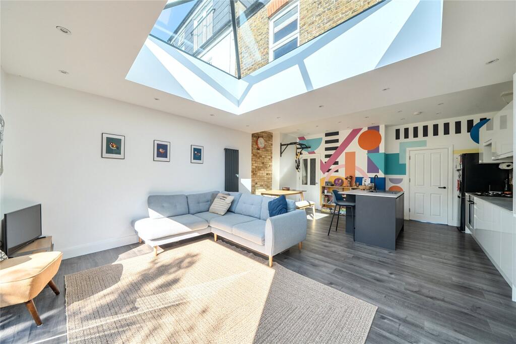 House in London, Royal Borough of Kingston upon Thames - More