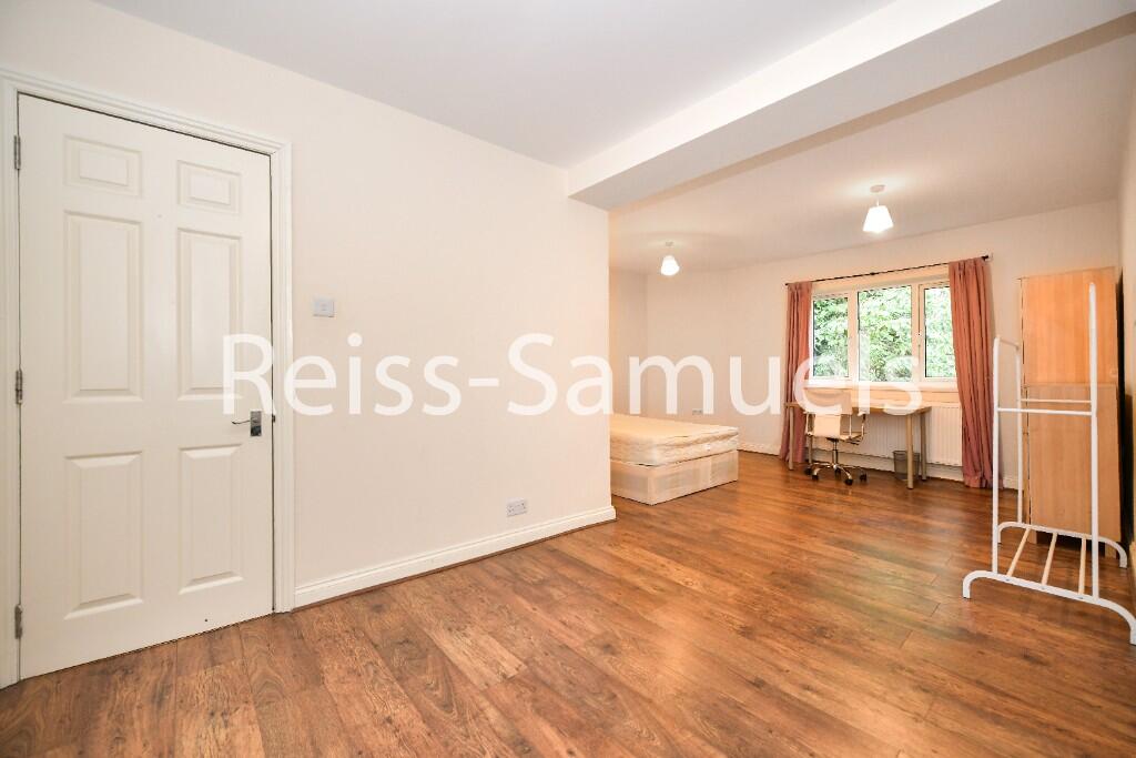 6 bedroom semi-detached house for rent