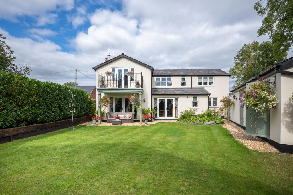 Main image of property: The Gravel, Mere Brow, PR4