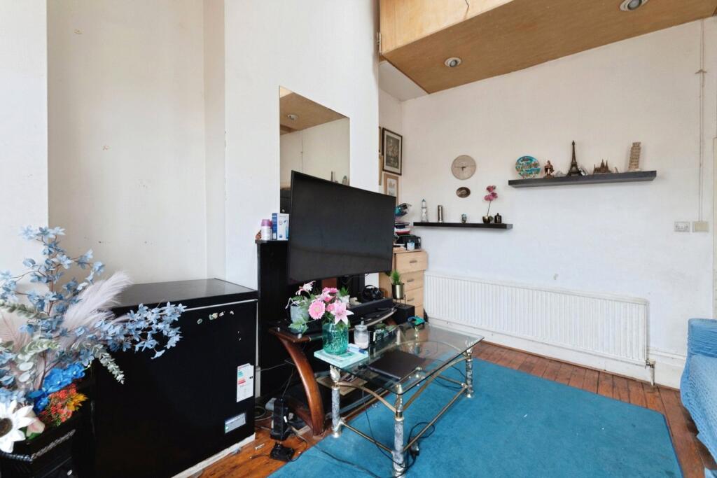 Apartment in Ilford, Gants Hill - More