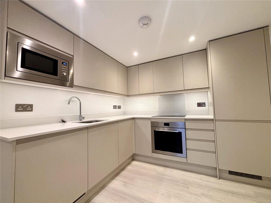 Apartment in Rushmoor, Farnborough - View 2