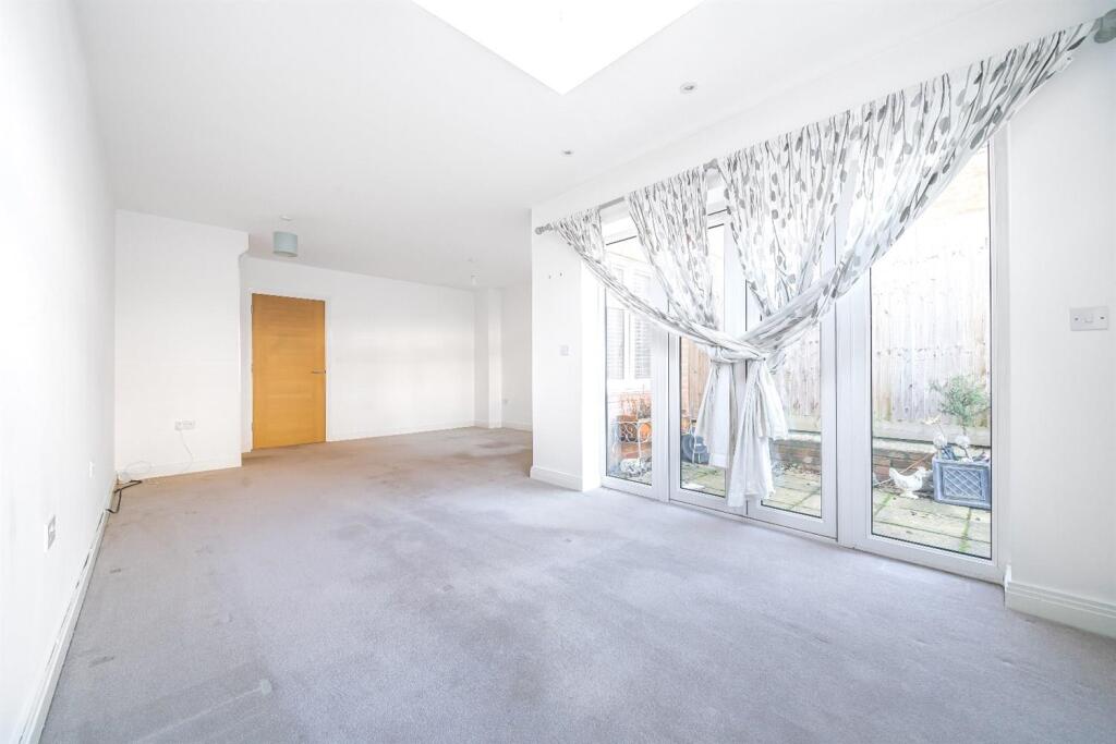 Faringdon Road, Earley, RG6 photo 2