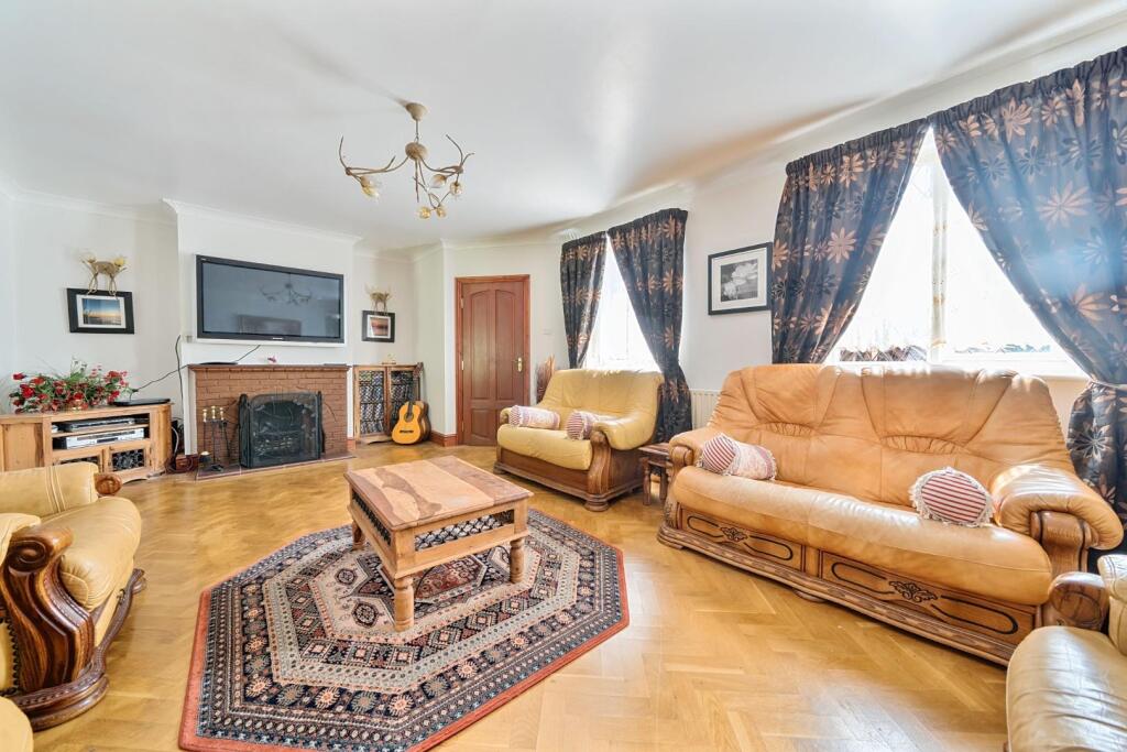 Midsummer Hill, Kennington, Ashford TN24 photo 4