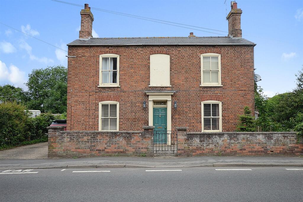 3-bed detached on 47 High Street, Coningsby, £295,000