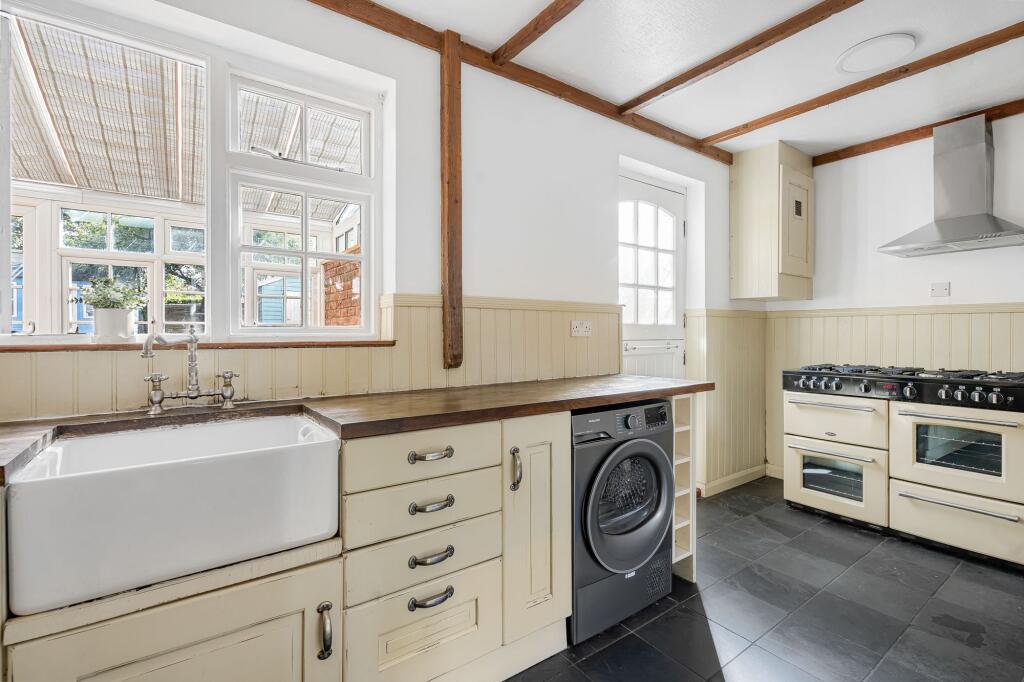 House in Mole Valley, Leatherhead - View 3