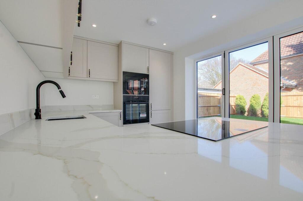 House in Southend-on-Sea - More