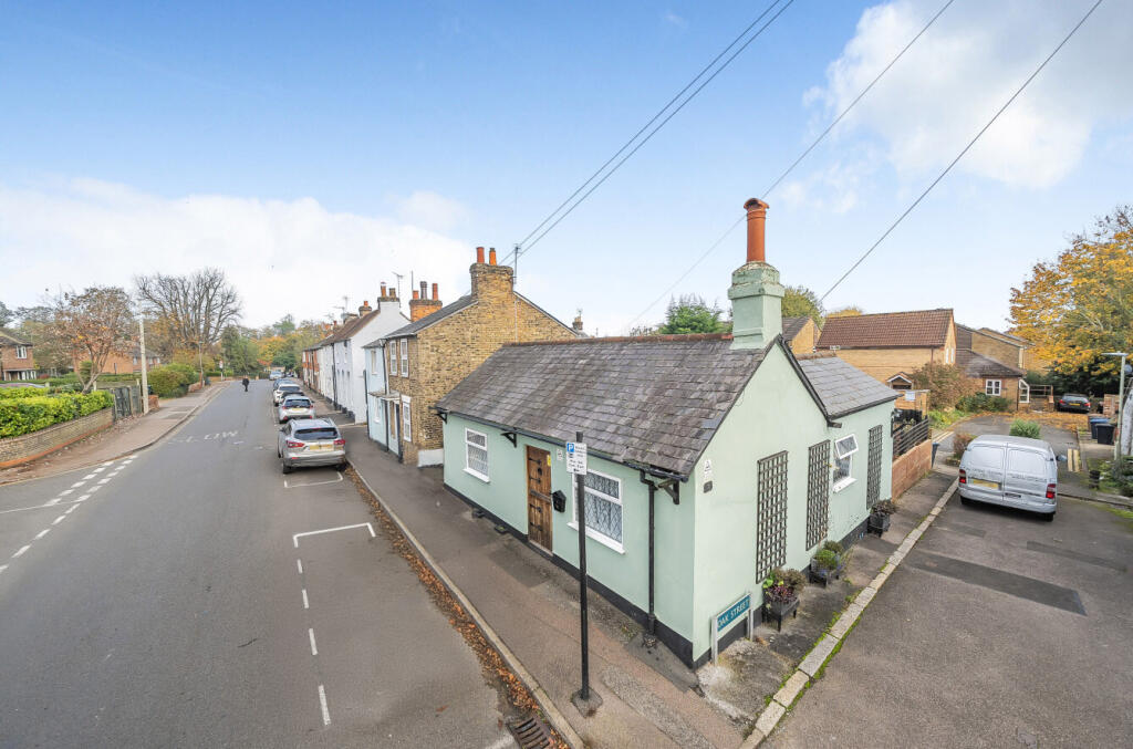 2-bed house on Apton Road, Bishop's Stortford, Hertfordshire, CM23, £450,000
