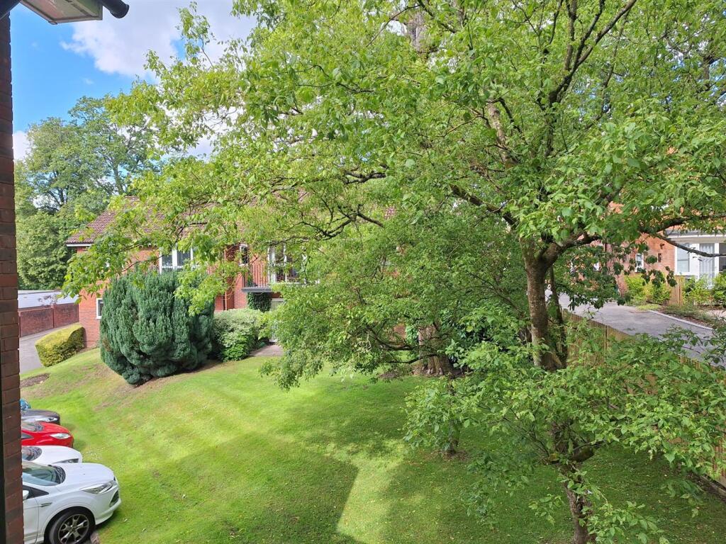 Apartment in Reigate and Banstead, Surrey - View 4