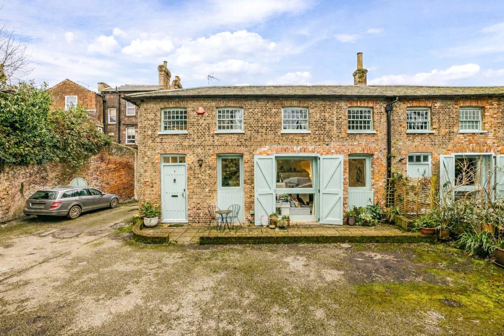 Main image of property: Holywell Mews, Holywell Hill, St. Albans, Hertfordshire, AL1