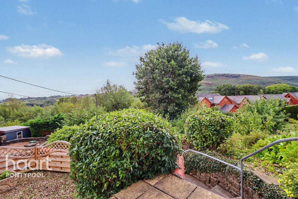 3-bed semi-detached on Tranch, Pontypool, £250,000