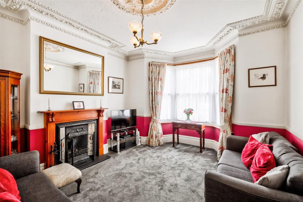 House in London, Aldersbrook, Redbridge - View 2