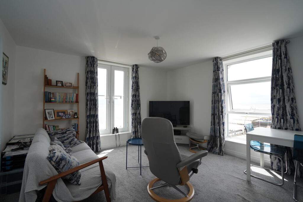 2-bed flat on Royal Crescent, Bridlington, £145,000