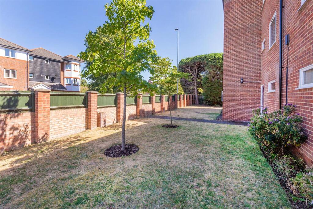 Apartment in Maidenhead, Bath Court, St Marks - More