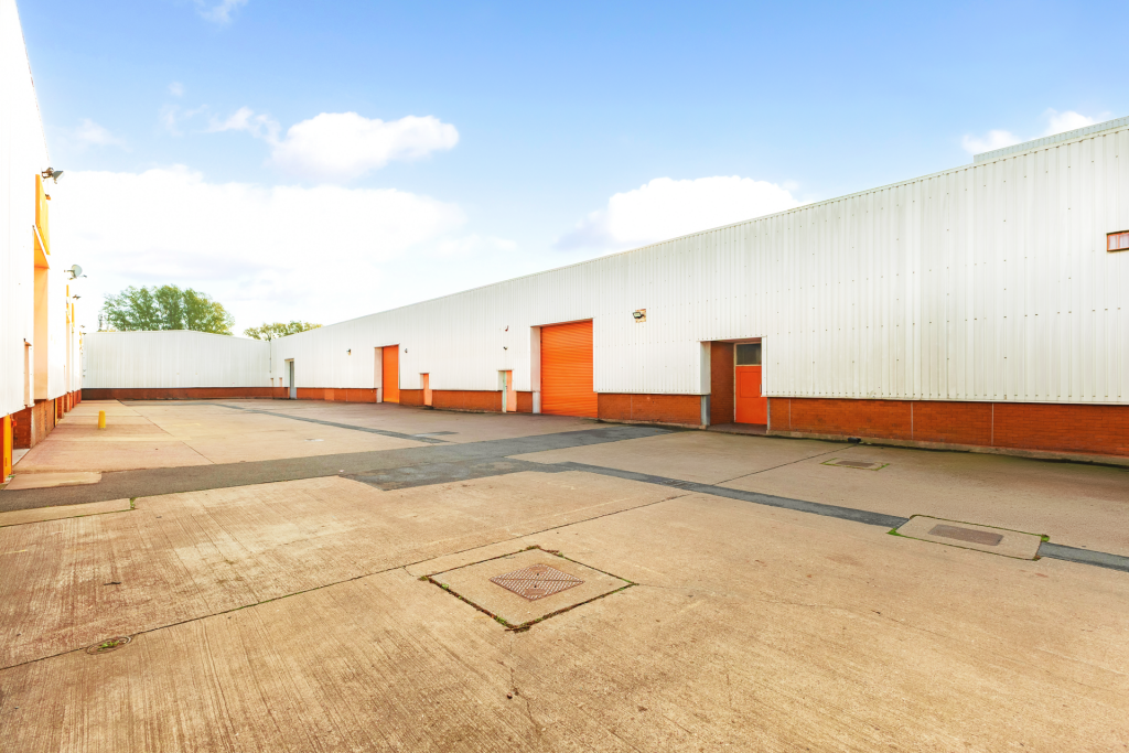EDIT_100209_Units-B2-B4-East-Moons-Moat-Industrial-Estate-Oxle-(18).png