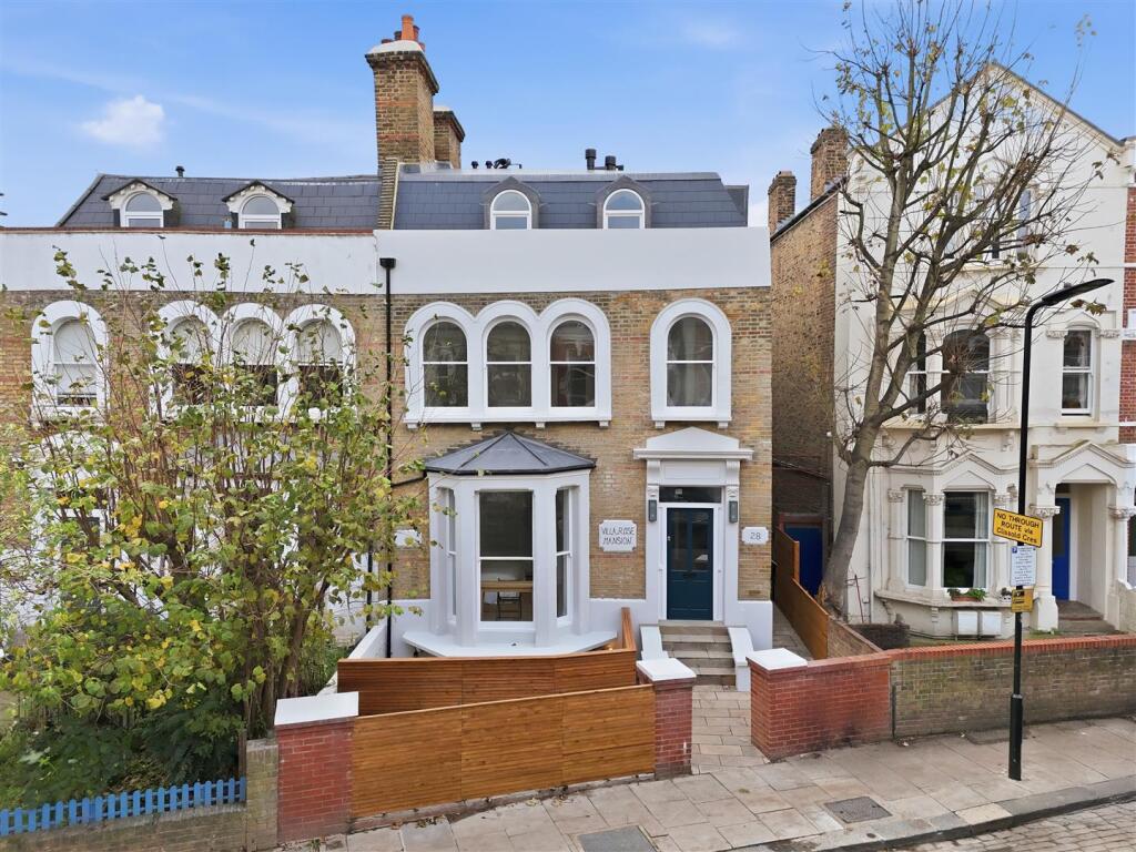 3-bed flat on Clissold Crescent, Stoke Newington, £1,200,000
