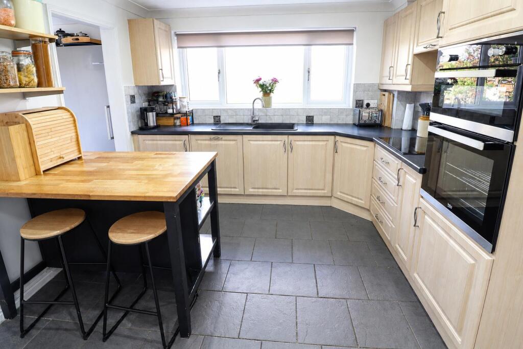 House in Rushden, North Northamptonshire - More
