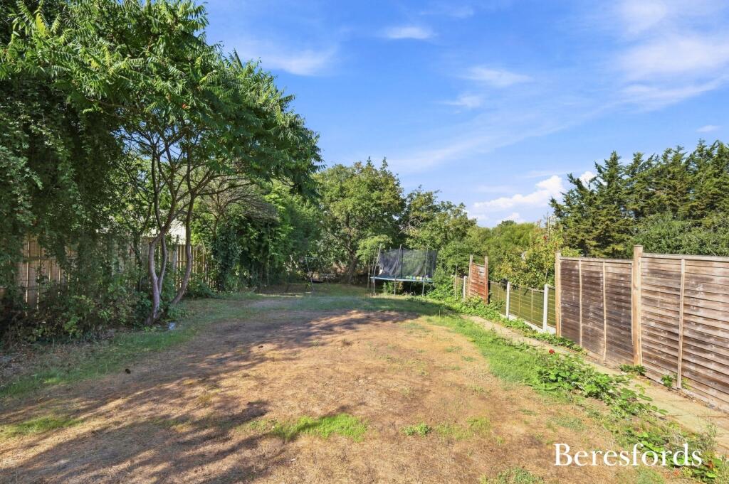 House in London, Upminster Bridge, Upminster - More
