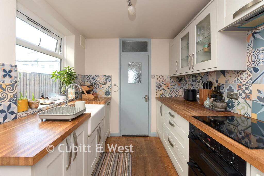 House in Sutton - View 5