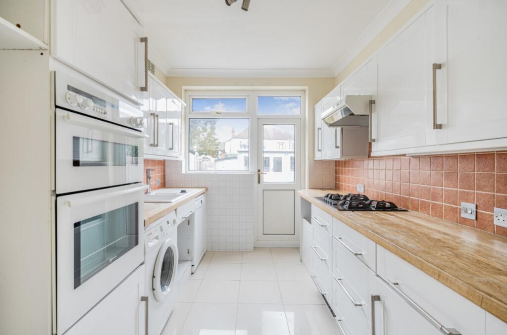Buckleigh Avenue, London, SW20 photo 4