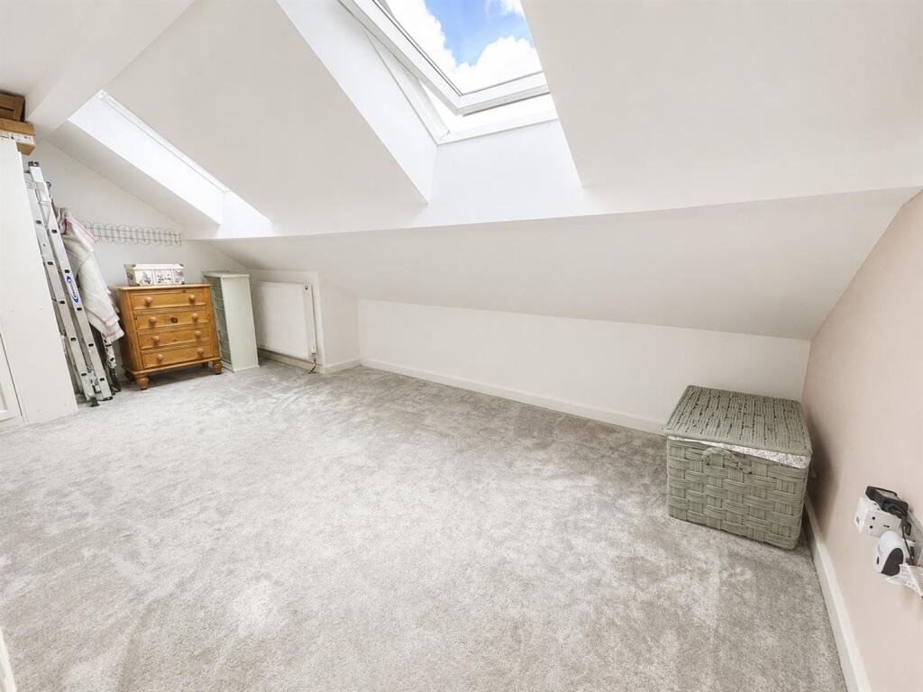 House in Bradford, Hungerhill, Westwood Park - More