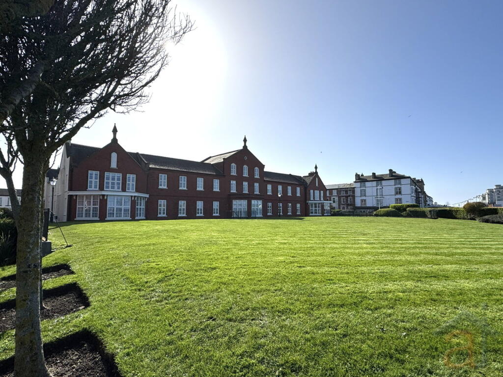 2-bed flat on Promenade, Southport, PR9 0EG, £220,000