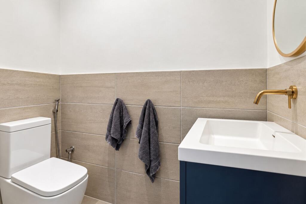 House in London, Addiscombe Village shopping area, Addiscombe - View 5