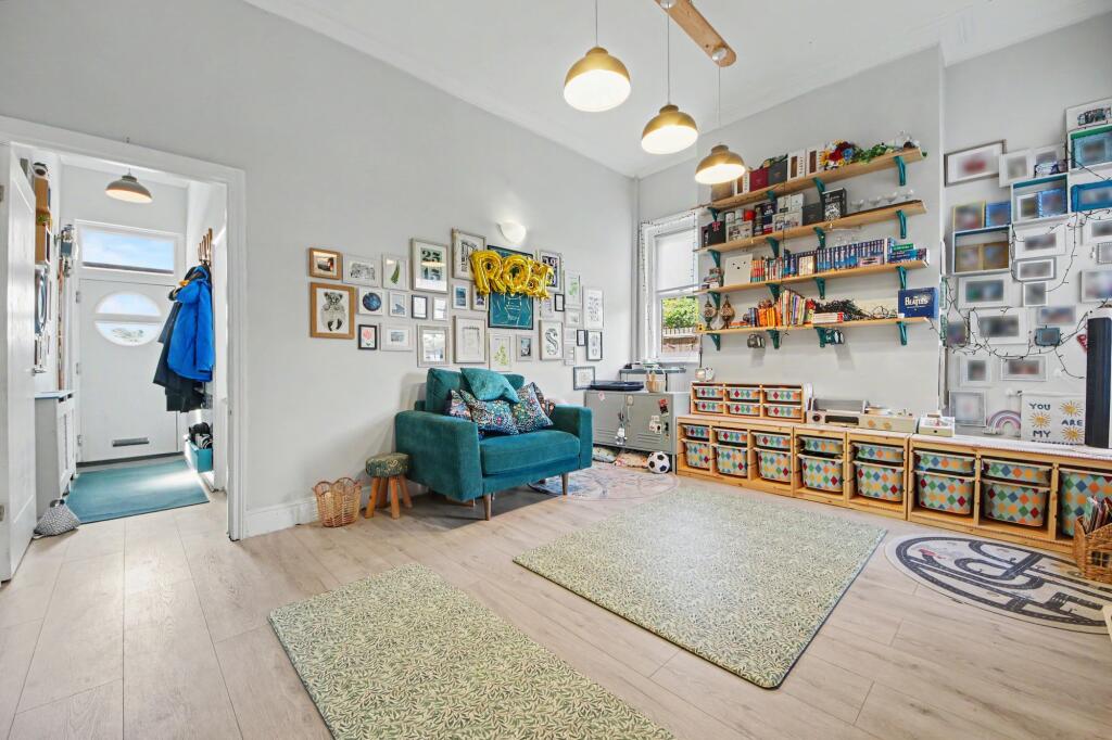 House in Southampton - More