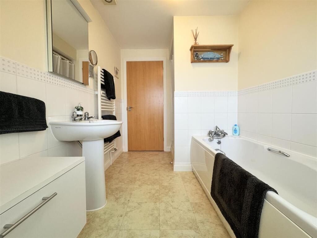 Apartment in Truro - More