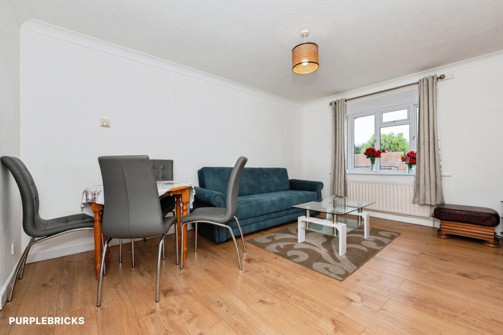 Apartment in Aveley, Essex - View 4