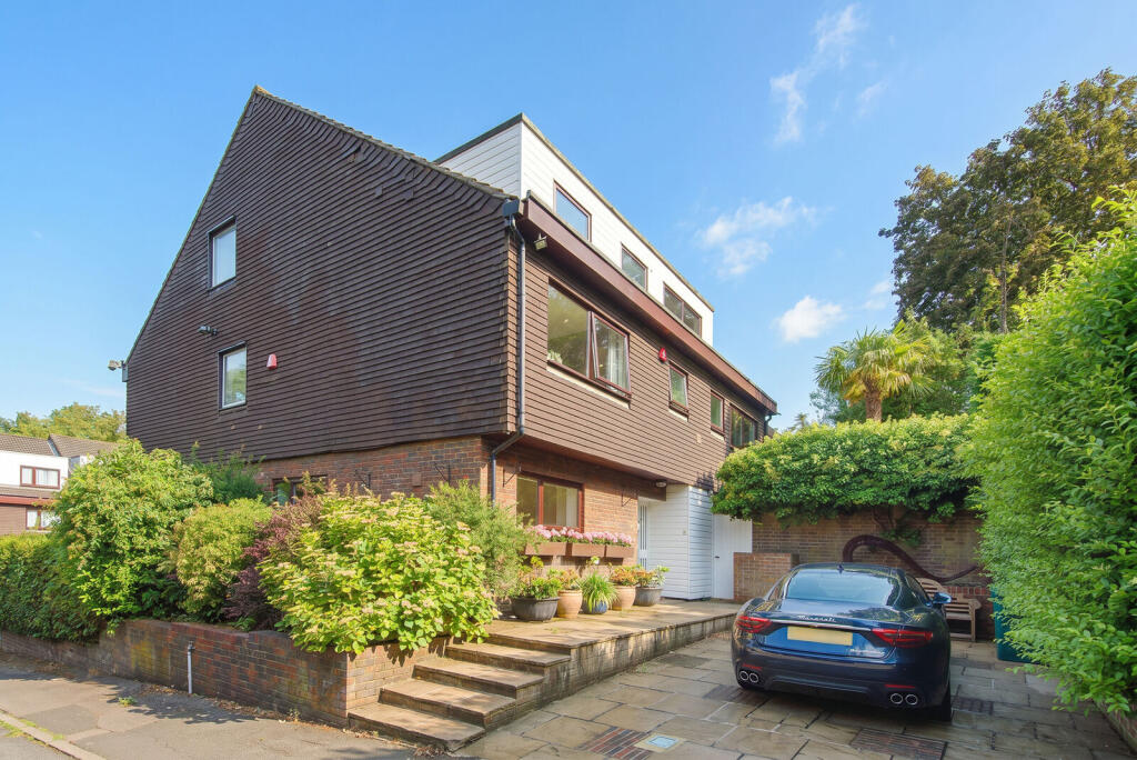 Main image of property: Vineries Bank, Mill Hill Conservation, London, NW7