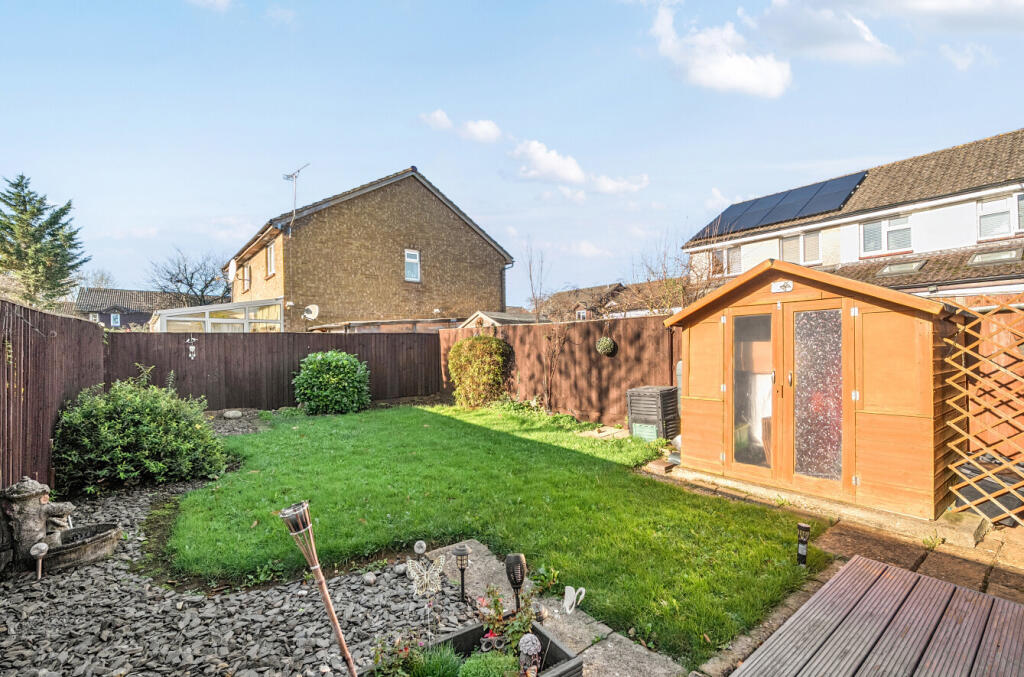 Bracken Close, Carterton, Oxfordshire photo 4
