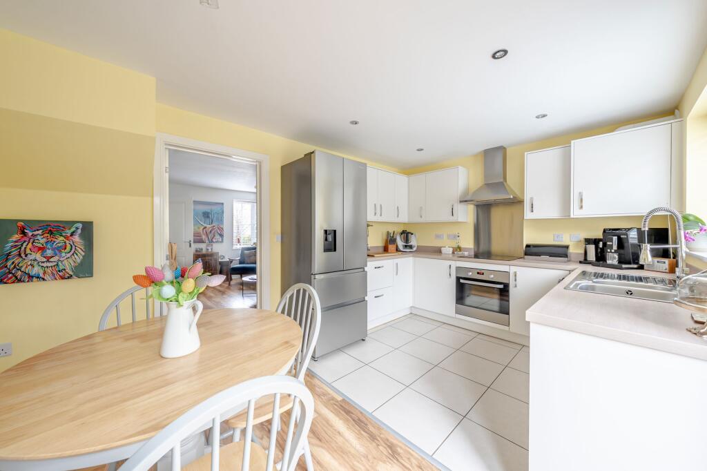Winterburn Close, Harrogate, HG3 photo 2