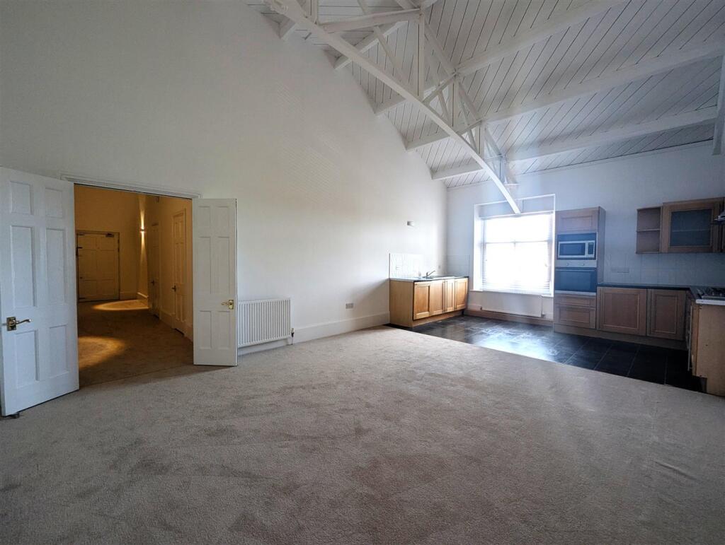 Apartment in Reigate and Banstead, Surrey - View 5